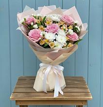 Букет цветов из:  Гвоздики, Орхидеи и Розы в Ельдигино