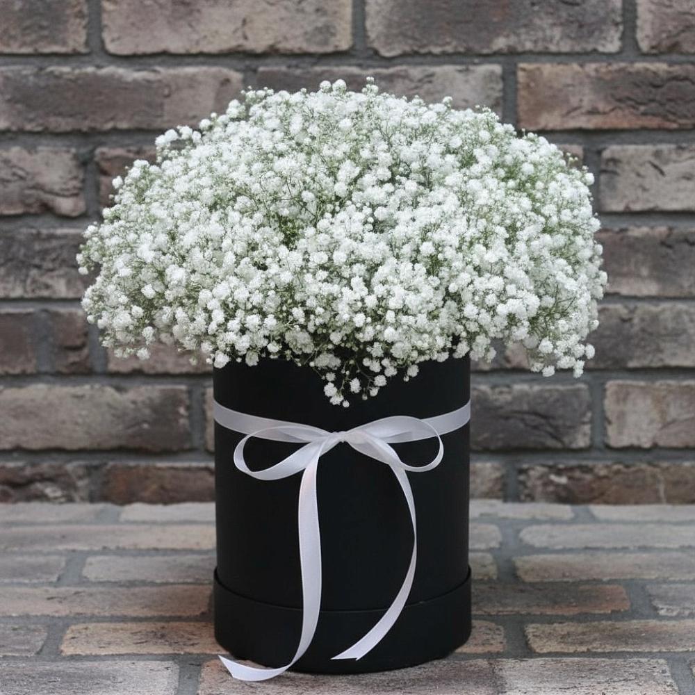 Цветочная композиция из Гипсофила в шляпной коробке в Ельдигино