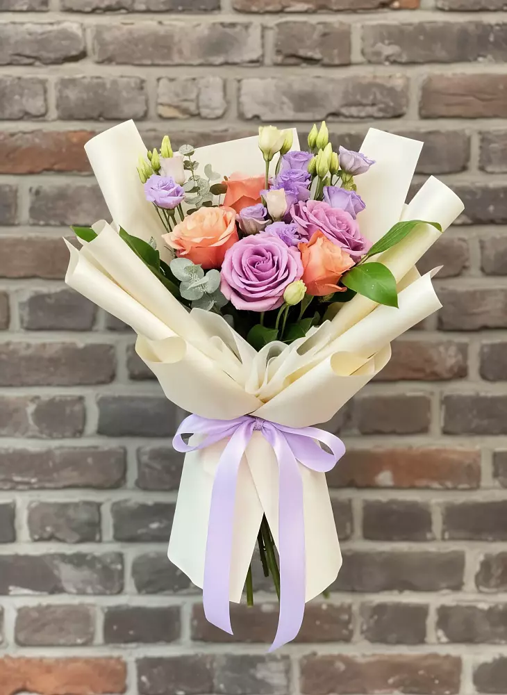 Букет цветов из: Лизиантусы и Розы в Ельдигино