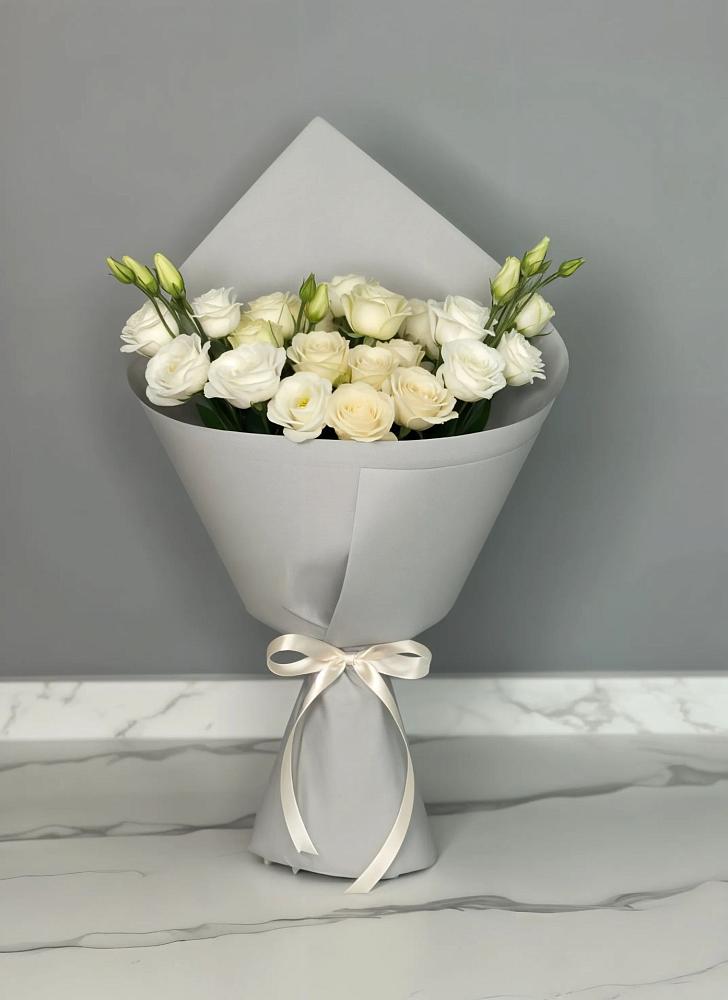 Букет цветов из: Розы и Лизиантусы в Ельдигино