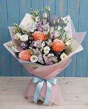 Букет цветов из:  Лизиантусы, Розы, Альстромерии и Гипсофила в Ельдигино