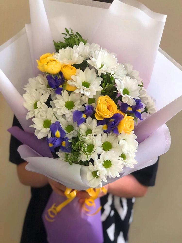 Букет цветов из: Ирисы, Хризантемы и Розы в Ельдигино