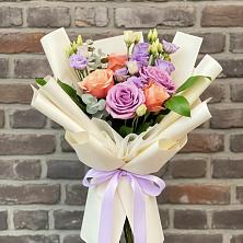 Букет цветов из:  Лизиантусы и Розы в Ельдигино