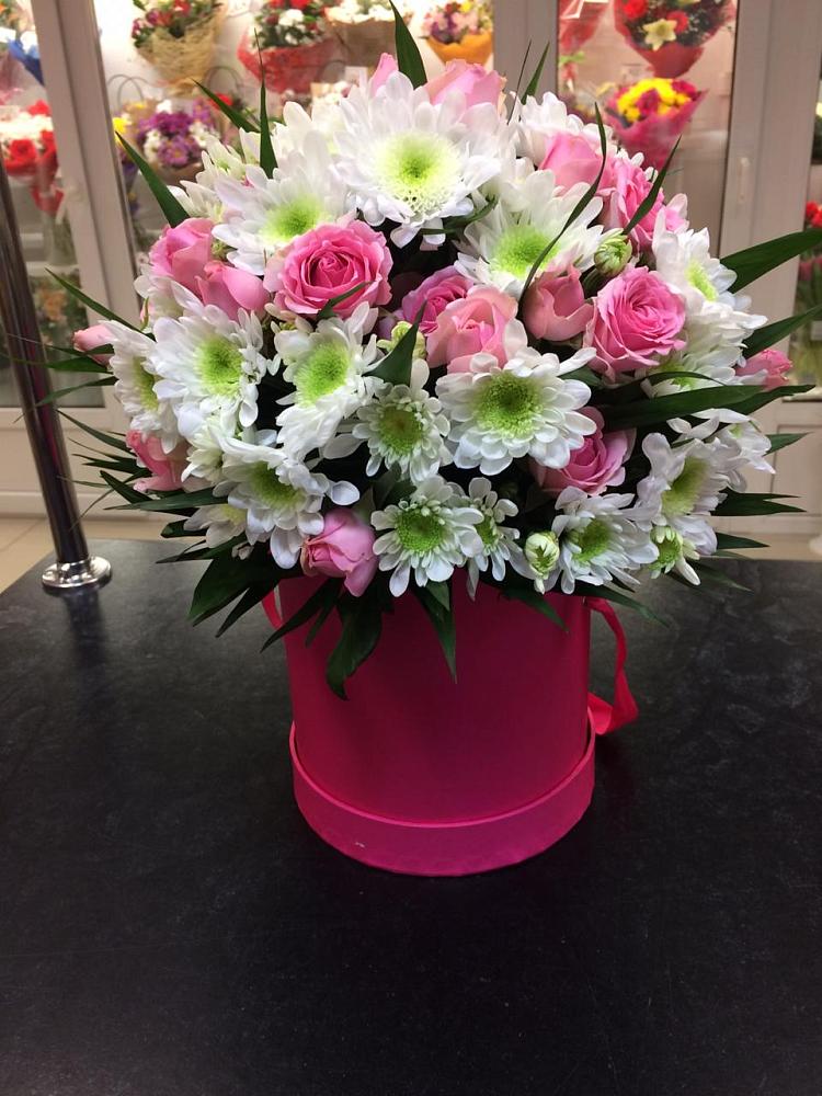 Цветочная композиция из Розы и Хризантемы в шляпной коробке в Ельдигино