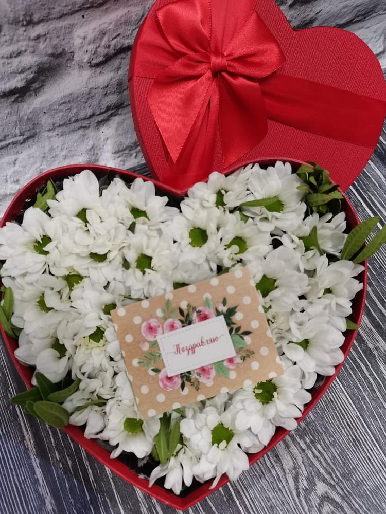 Цветочная композиция из Хризантемы в виде сердца в Ельдигино