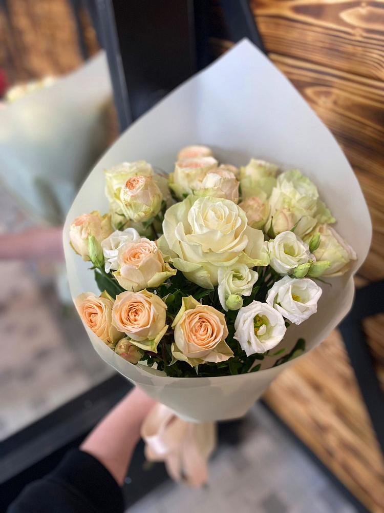 Букет цветов из: Розы и Лизиантусы в Ельдигино